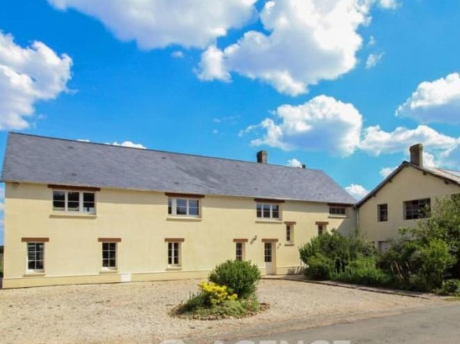 Grand Gite A La Campagne Couvains  Extérieur photo